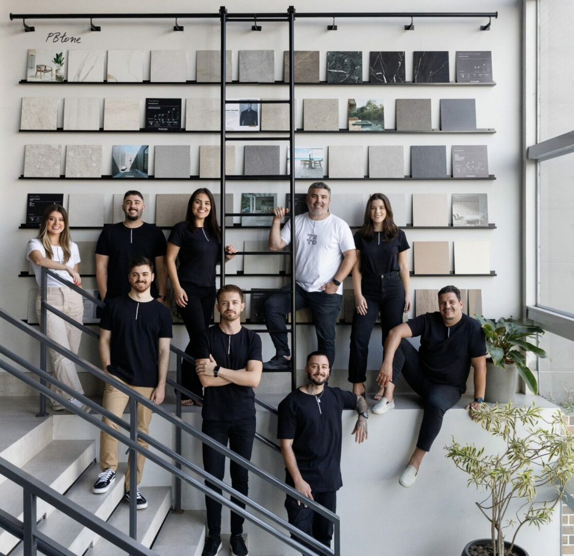 Equipe Teto Arquitetura em showroom de materiais