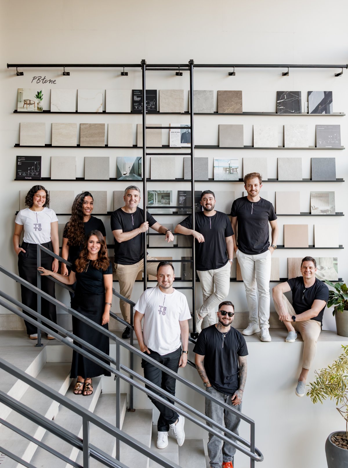 Equipe Teto Arquitetura em showroom de materiais
